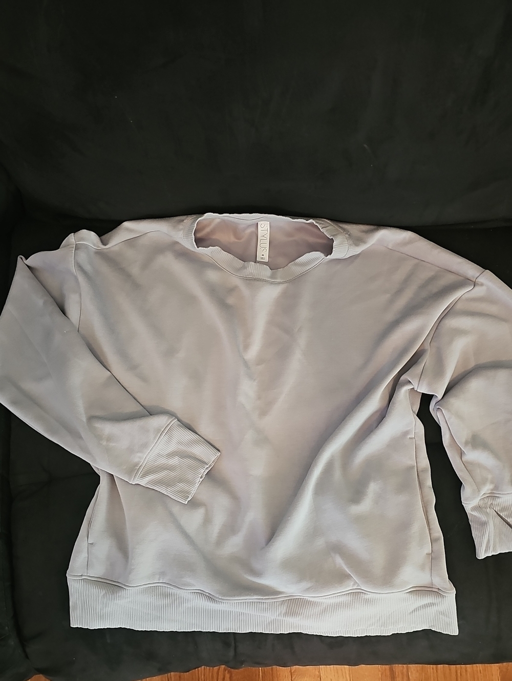 STYLUS Silver Grey Soft Rayon/Satin Activewear Crewneck Sweatshirt, Sz M, EUC
